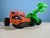 carrinhos moster jam verde e laranja