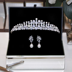 coroa de perolas e zirconias