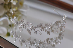 Tiara Folhas de Zircônias com Pérolas na internet