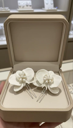 Grampos Orquídeas Pérolas Naturais Par - Glams Acessórios para Noivas