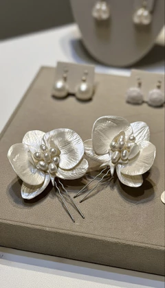 Grampos Orquídeas Pérolas Naturais Par - Glams Acessórios para Noivas