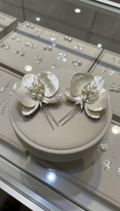 Grampos Orquídeas Pérolas Naturais Par - Glams Acessórios para Noivas