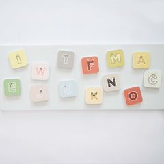 Letras y números mágneticos en internet