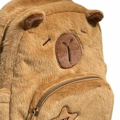 MOCHILA CAPYBARA PELUCHE - Mundo Chulo