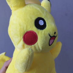 PELUCHE Pikachu 20cm - Mundo Chulo