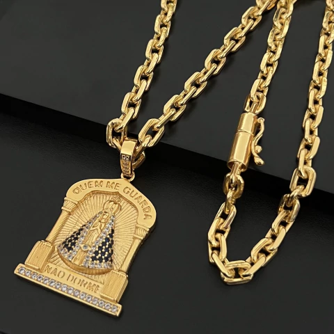 CORRENTE CADEADO 6MM + PINGENTE N.SENHORA CRAVEJADO / QUEM ME GUARDA NÃO DORME 3,7x3,2CM