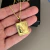 PINGENTE PLACA FÉ MÃO REZANDO - 2,5 x 2,5 - comprar online