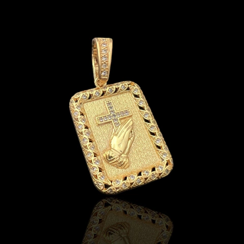 PINGENTE PLACA CRUZ MÃO ORAÇÃO 3,8x2,8CM