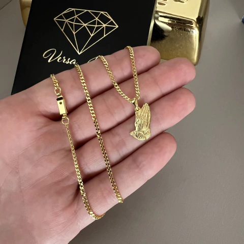 CORRENTE GRUMET 2,5MM + PINGENTE MÃO REZANDO MENOR 1,7x2CM