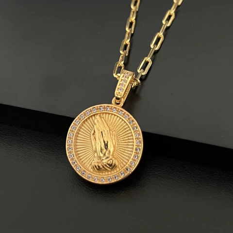 PINGENTE REDONDO MÃO REZANDO - 2,5CM