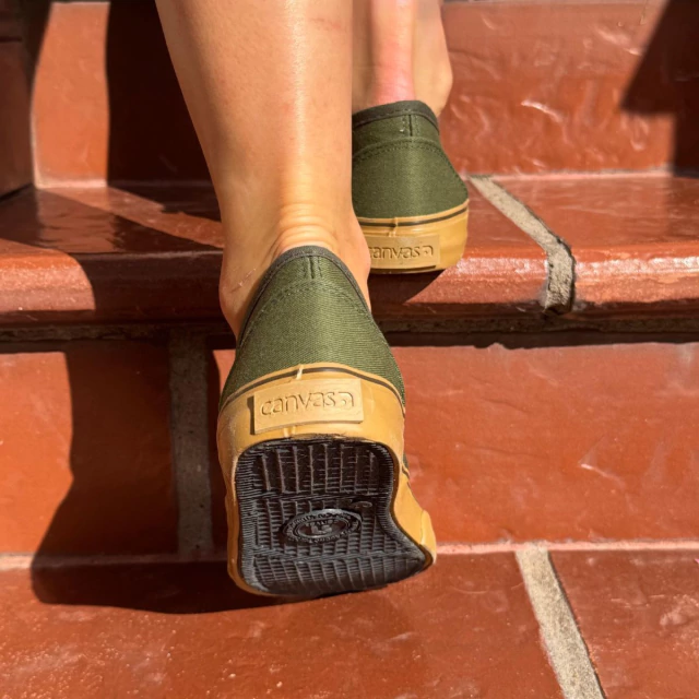 Zapatilla BROOKLYN de lona con base caramelo — imagen 3