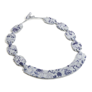 Collar Juno, Gris con estampa Azul