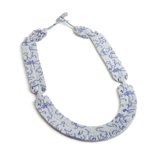 Collar Diana, Gris Claro con estampa Azul