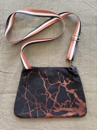 Mini Bag Negra Arbol Cobre + correa rayada - comprar online