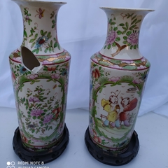 2 JARRONES DE PORCELANA CHINA CON BASE DE MADERA