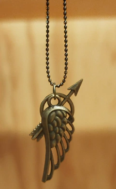 Collar imaginería ala y flecha