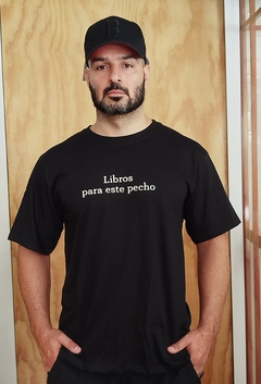 CAMISETA CON MENSAJE DE LIBROS PARA ESTE PECHO