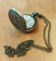 Reloj relicario Alicia en internet