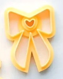 cortante entero moño con relieve corazon.