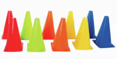 Várias cones de sinalização coloridos dispostos em uma superfície branca.