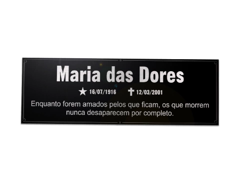 Placa para túmulo com o nome "Maria das Dores", datas de nascimento e falecimento, e uma frase de homenagem.