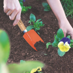 Palita angosta metálica, para jardinería Tramontina, con mango de madera