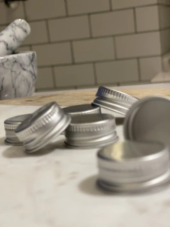 TAPA METALICA ROSCA 28 MYS09