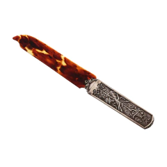 Abridor de cartas vitoriano com cabo de prata decorado e lâmina com padrão marmorizado marrom