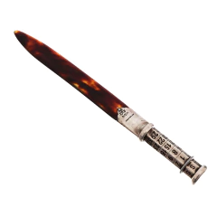 Abridor de cartas vintage com cabo marrom e calendário giratório de metal na base