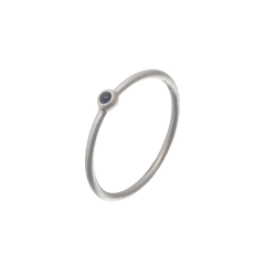 Aliança Dany Safira Antonio Bernardo com design minimalista e detalhe de safira.