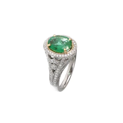 Anel sofisticado com grande esmeralda verde central cercada por diamantes em platina