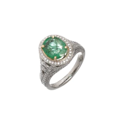 Anel de platina com esmeralda oval verde no centro, cercada por pequenos diamantes