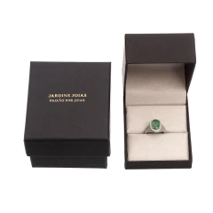 Anel de esmeralda e diamante em uma caixa de joias da Jardins Joias.