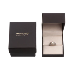 Anel com pérola central e detalhes em diamante dentro de caixa preta aberta da marca Jardins Joias