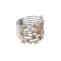 Anel de ouro branco com múltiplas fileiras e diamantes incolores e amarelos em diversos cortes e tamanhos