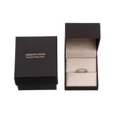 Anel eternity com 21 diamantes, apresentado em uma caixa de joias da marca Jardins Joias.