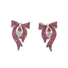 Brinco Beatriz Werebe com design de laços em rosa e detalhes em pedras brilhantes.