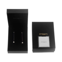 Brincos H. Stern com pérolas e diamantes apresentados em embalagem de luxo.