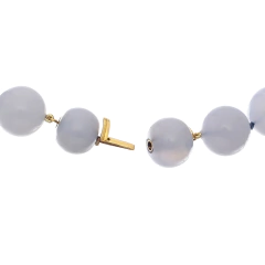 Colar de esferas de calcedônia com fecho em ouro 18k.