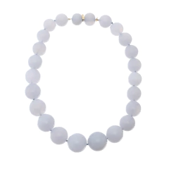 Colar de esferas de calcedônia em tons de azul claro, com fecho dourado, ideal para complementar looks elegantes.