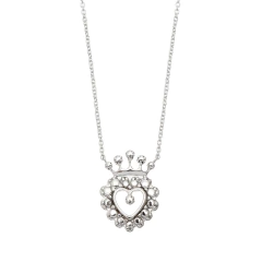 Colar em prata com pingente em formato de coração detalhado e coroa no topo