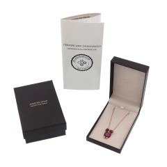 Colar em ouro 18k com pingente de coruja roxo dentro de estojo de joia preto, acompanhado de certificado gemológico