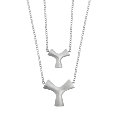 Escapulário de prata com design moderno, apresentando dois pingentes em formato de Y, da marca Antonio Bernardo.