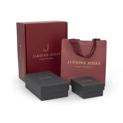 Caixas e sacola da marca Jardins Joias, utilizadas para embalar o colar H. Stern com pingente "My Boy".