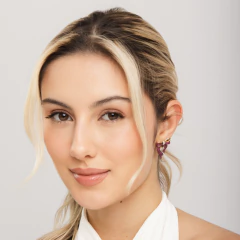 Mulher usando brinco Beatriz Werebe com pedras vermelhas e design sofisticado