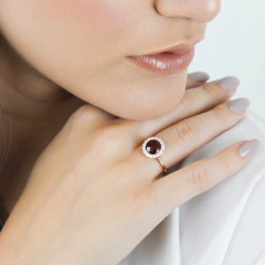 anel de ouro rosé com granada e brilhantes