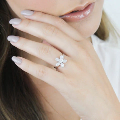 ANEL MARGARIDA COM DIAMANTES