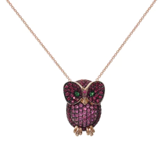 Colar em ouro 18K com pingente de coruja decorado com pedras roxas e verdes