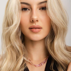 Mulher loira usando colar Pop Chain Jack Vartanian em corrente metálica rosa