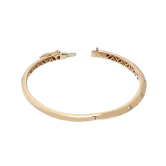 Pulseira aberta de ouro amarelo 18k com detalhes de diamantes e acabamento vazado